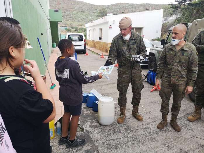 Uno de los menores entrega un dibujo a los militares en muestra de agradecimiento (Foto TA)
